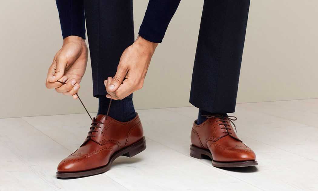 Ноги мужчин в обуви