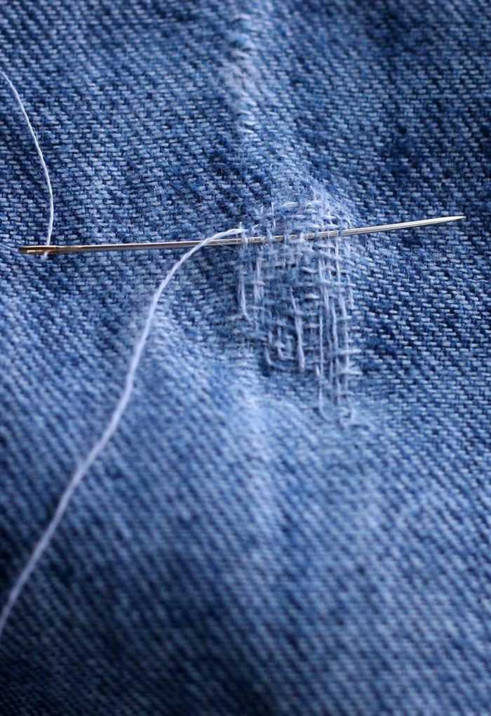 Способы зашить дырку на джинсах Заплатки, аппликации и другие варианты Превращаем джинсы в изящные шорты Полезные советы