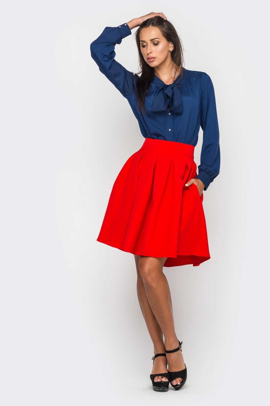 Синяя юбка красная блузка