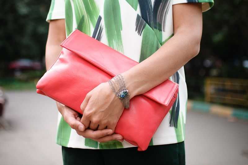 С чем носить красный клатч: модные советы. как носить клатч: общие правила и рекомендации