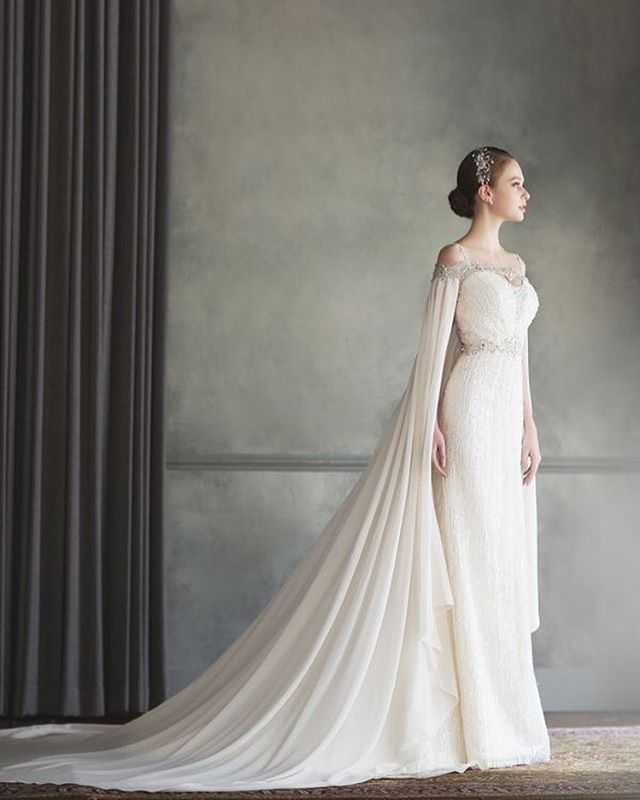 Белое платье-футляр на свадьбу: короткое, миди, с кружевами, для полных, фото