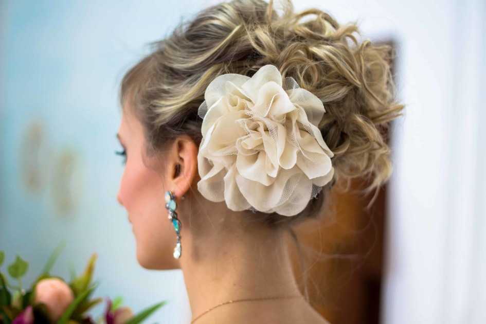 Свадебные прически на средние волосы: красивые варианты с фото - с челкой, фатой, распущенные локоны без челки, с диадемой и цветами, кудри на бок, с косой без фаты