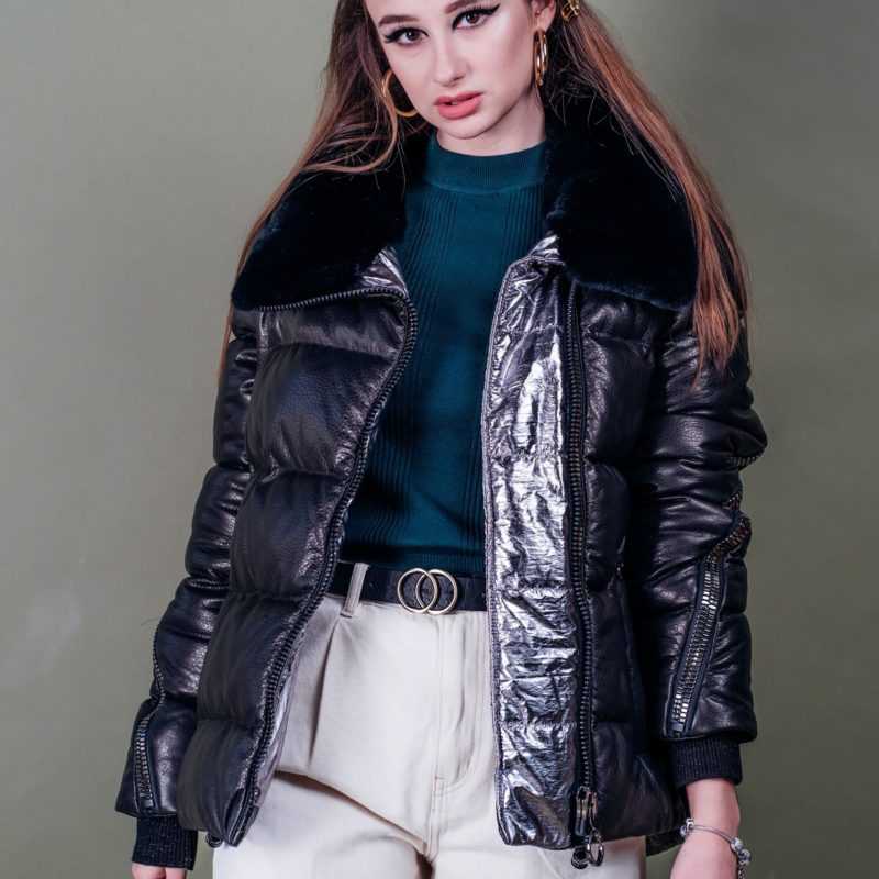 Женские кожаные куртки на осень 2021 и фото стильных моделей курток из кожи