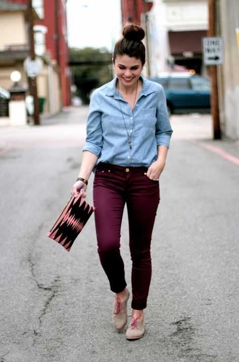 С чем носить бордовые брюки (джинсы) — 120 фото