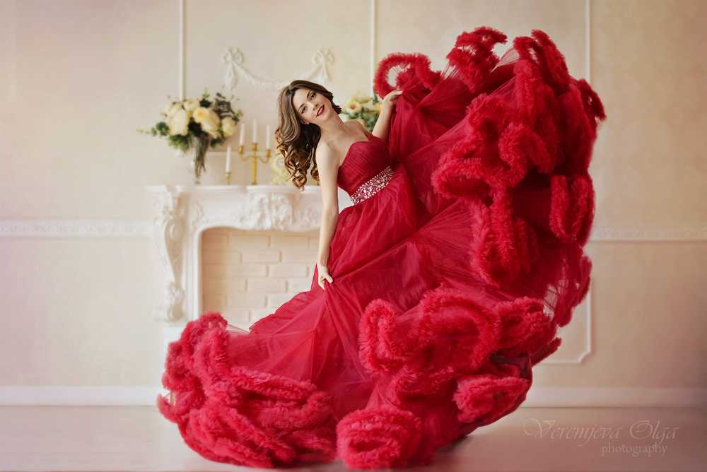 Восхитительные модели красного платья для девочки на фото