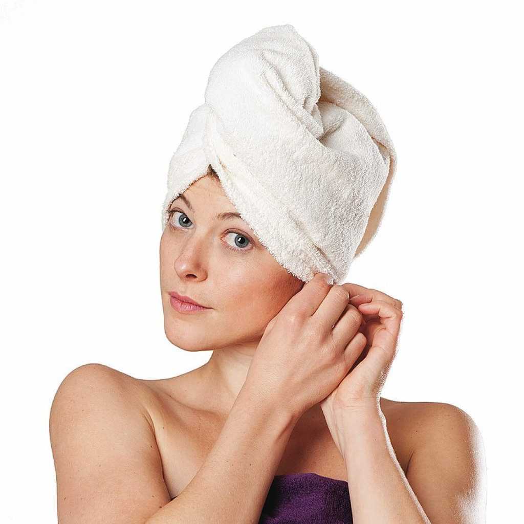 Как завязывать полотенце на голове. Полотенце на голове. Девушка с полотенцем на голове. Голова замотанная в полотенце. Полотенце для волос.