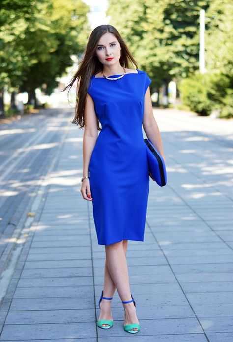 С чем носить синее платье: модные образы 2020