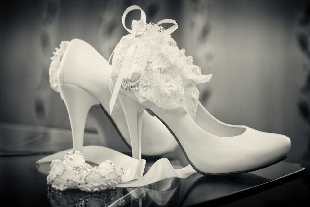 Свадебные туфли 2020-2021(109 фото): белые туфли на свадьбу для невесты, на низком каблуке, на танкетке, без каблука и на платформе
