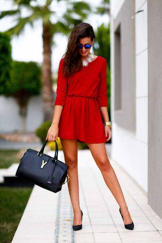 С чем сочетать красное платье, с чем носить? какого цвета колготки одеть под красное платье, туфли, босоножки, аксессуары, украшения?