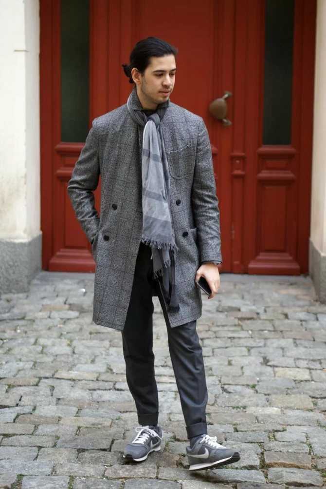 Модный образ: пальто с кроссовками. фото