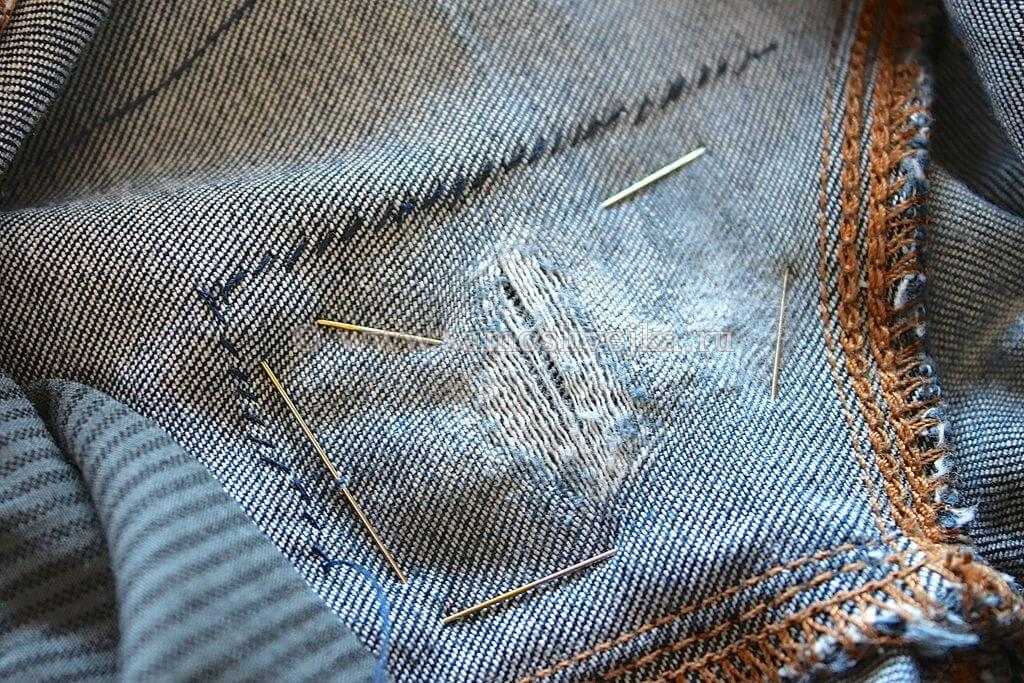 Как зашить джинсы, особенности работ с учетом места расположения разрыва