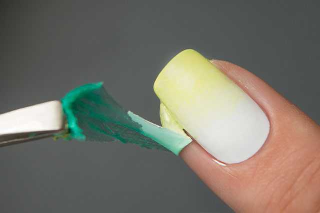 Чем мажут палец вокруг ногтя при маникюре шеллаком, градиентном, водном и омбре, чтобы не испачкать лаком? как пользоваться средством для защиты кутикулы при маникюре?