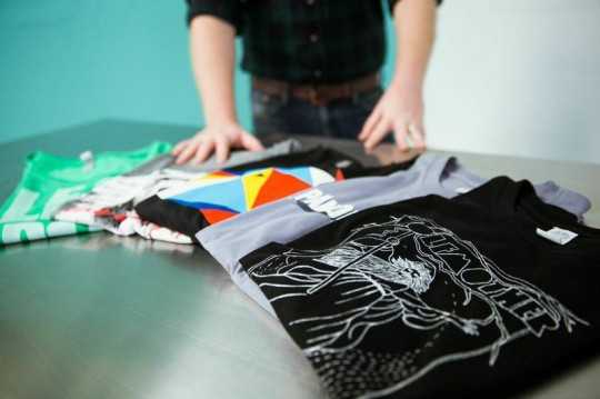 Рисунки на футболках — специальными красками, трафаретной росписью, батиком. как создать рисунки на футболках своими руками?