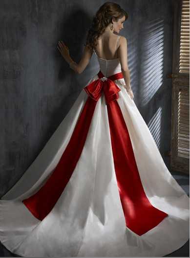 Красная лента как украшение на свадебном платье или что значит быть верной традициям