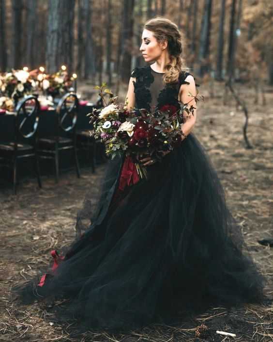 Черное кружевное платье — наряд для истинной королевы