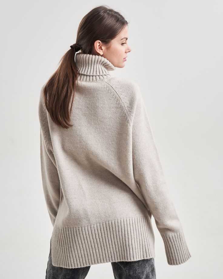 Модные свитера 2021-2022: оверсайз, с горлом, реглан, платье, белый, черный, фото