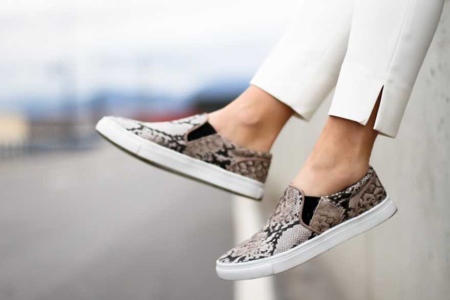 Слипоны - самая модная обувь 2020 года Она подкупает модниц своей стилистической универсальностью Они удобны и очень необычны Любой модный лук со слипонами становится роскошным