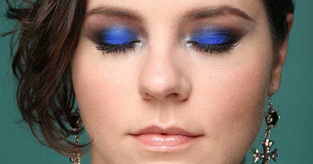 Правильный макияж под голубое платье