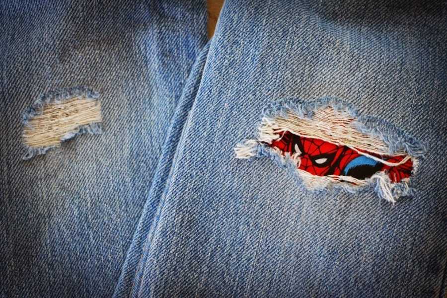 Как красиво заштопать джинсы между ног на машинке и вручную. фото