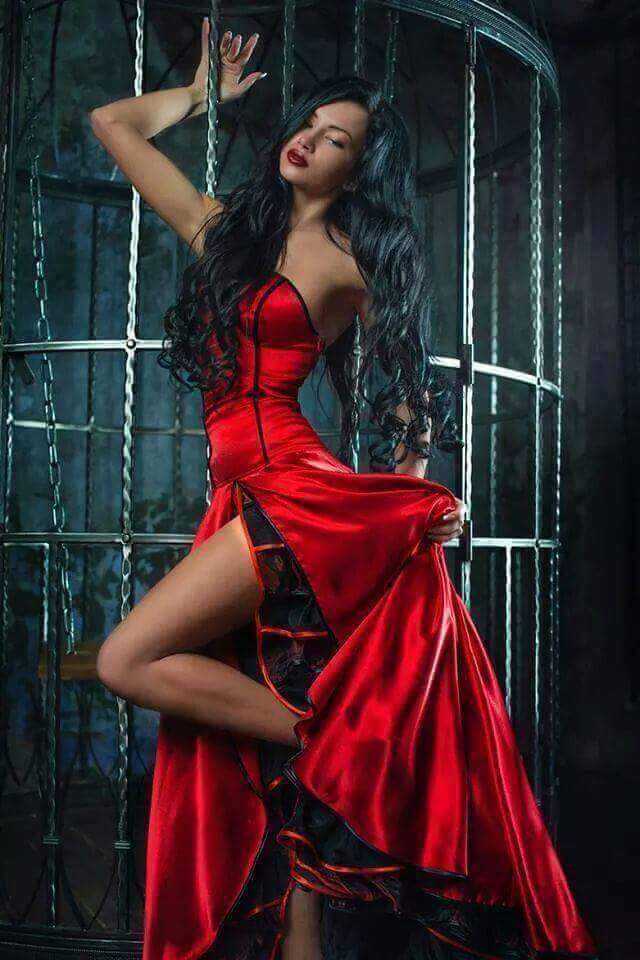 Соблазнительное и страстное красное платье в пол