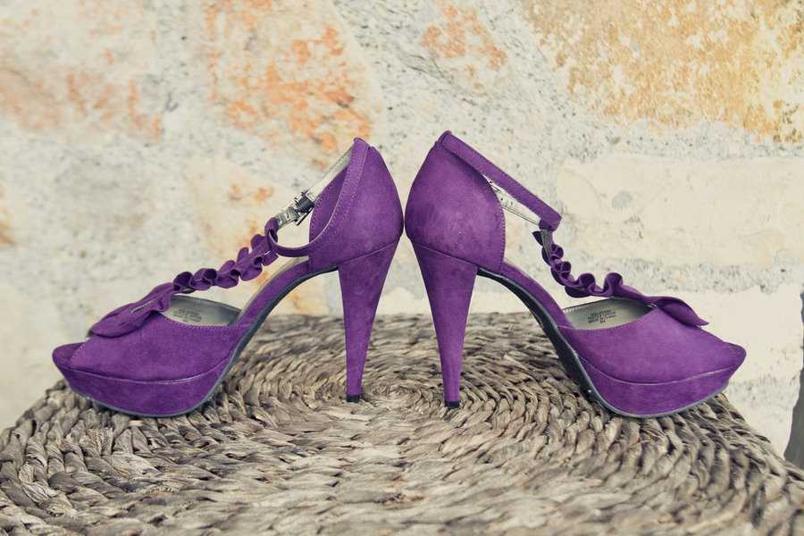 С чем носить фиолетовые туфли (более 40 идеальных образов)