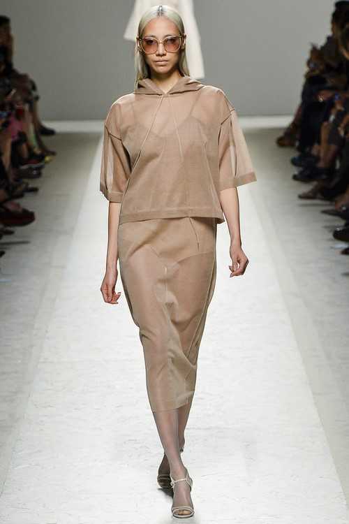 Стиль минимализм в одежде женщины и мужчины 2021, шикарные современные минималистичные платья, образы с фото