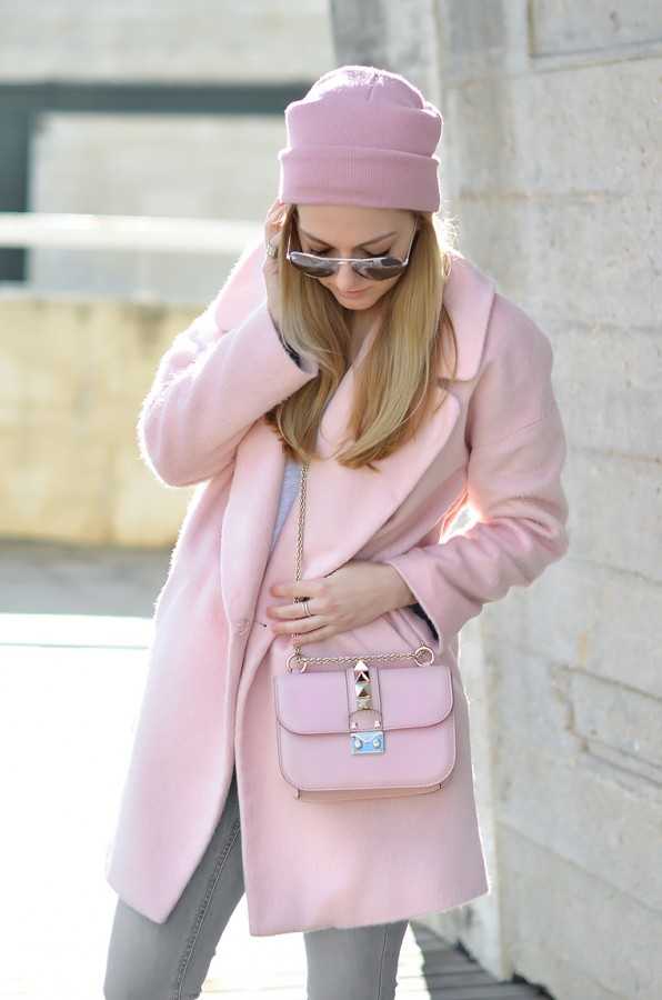С чем носить розовое пальто яркое (фуксия), светлое — фото, сочетание 2022