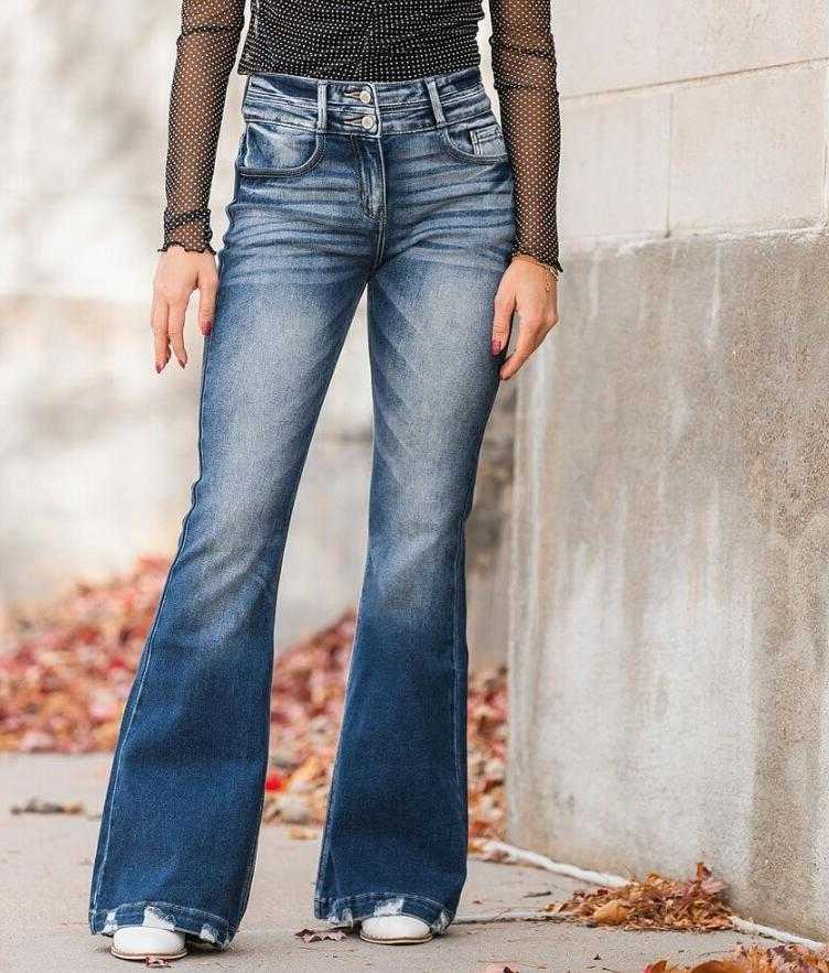 Женские джинсы клеш, типы и цвет брюк, модные сочетания в 2021