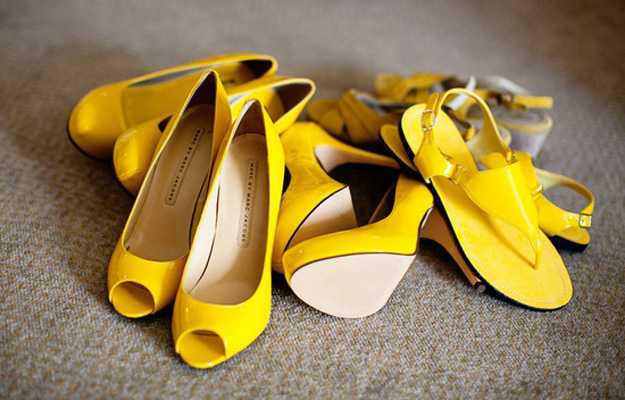 Что носить с желтыми босоножками (более 45 фото)