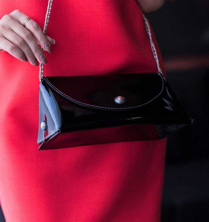 Красная сумка – яркий и стильный аксессуар Как выбрать подходящий размер, фасон, оттенок и сочетать с разными стилями одежды