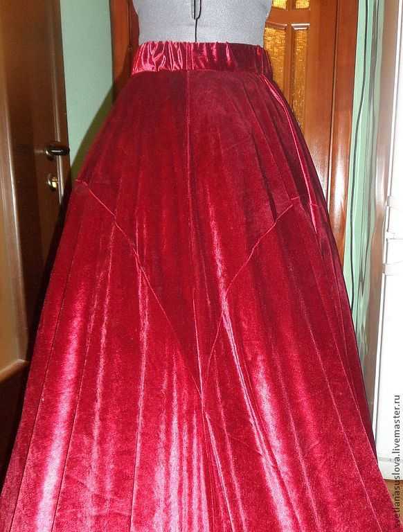 Бархатная юбка – модная уловка для роскошных дам
