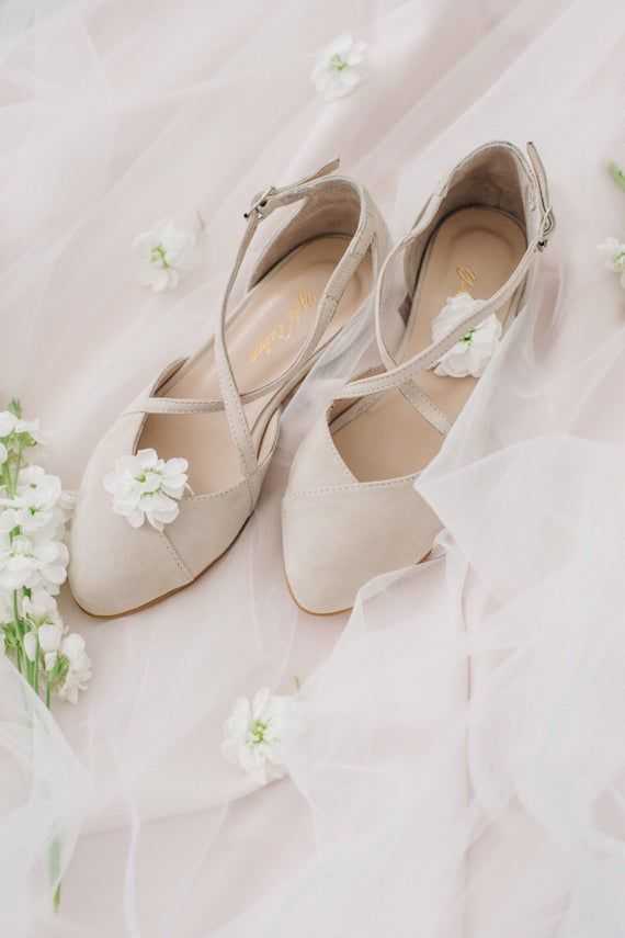 Как правильно выбрать свадебные сапожки – без каблука и с каблуком