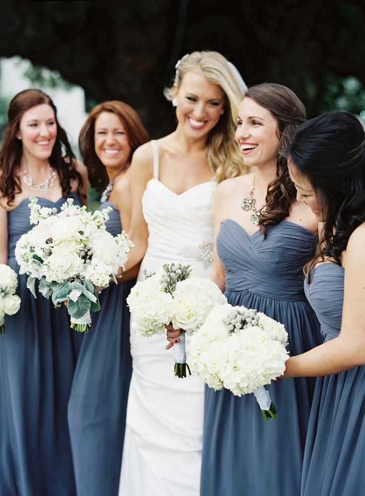Голубое свадебное платье: пышное, короткое, с рукавами, кружевное