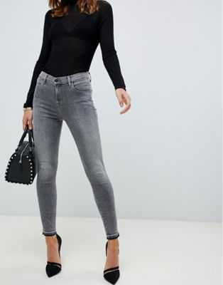 Самые оригинальные идеи, с чем носить серые джинсы Советы стилистов и дизайнеров, самые выгодные цветовые комбинации Правила подбора брюк к разным типам фигуры