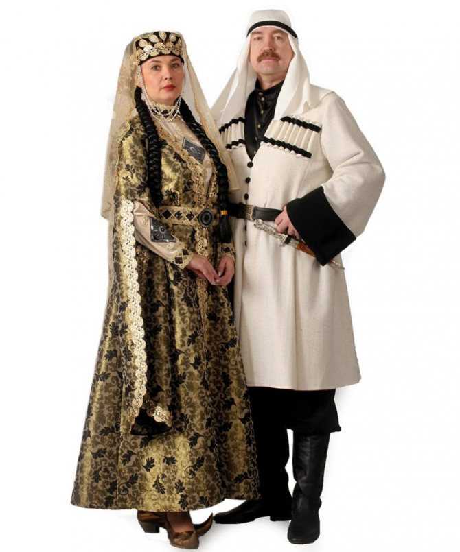 Каждому народу присущи свои, исконные особенности в создании национального костюма, отвечающие за его идентичность Есть они и в Грузии, для которой национальная одежда – предмет особой гордости