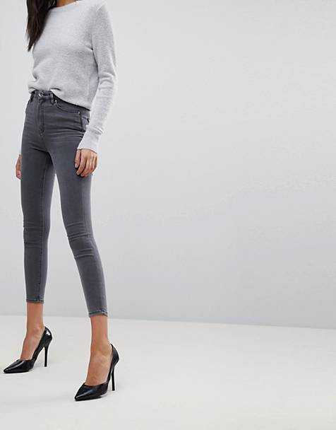 С чем носить серые джинсы в сезоне 2021: модные идеи с фото
