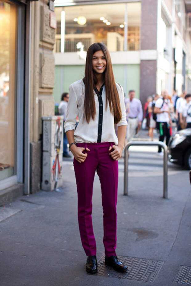 Стильные идеи: с чем сочетать брюки бордового цвета