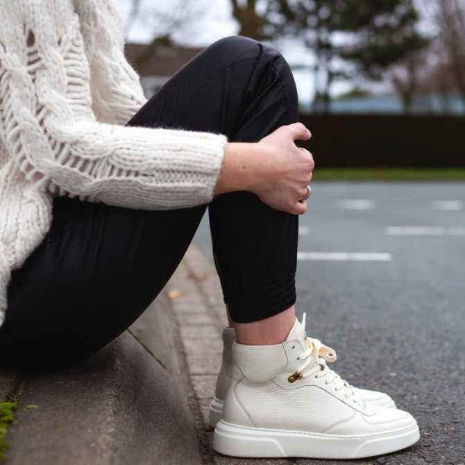 Женские джинсы с кроссовками 2020: 100 фото модных тенденций