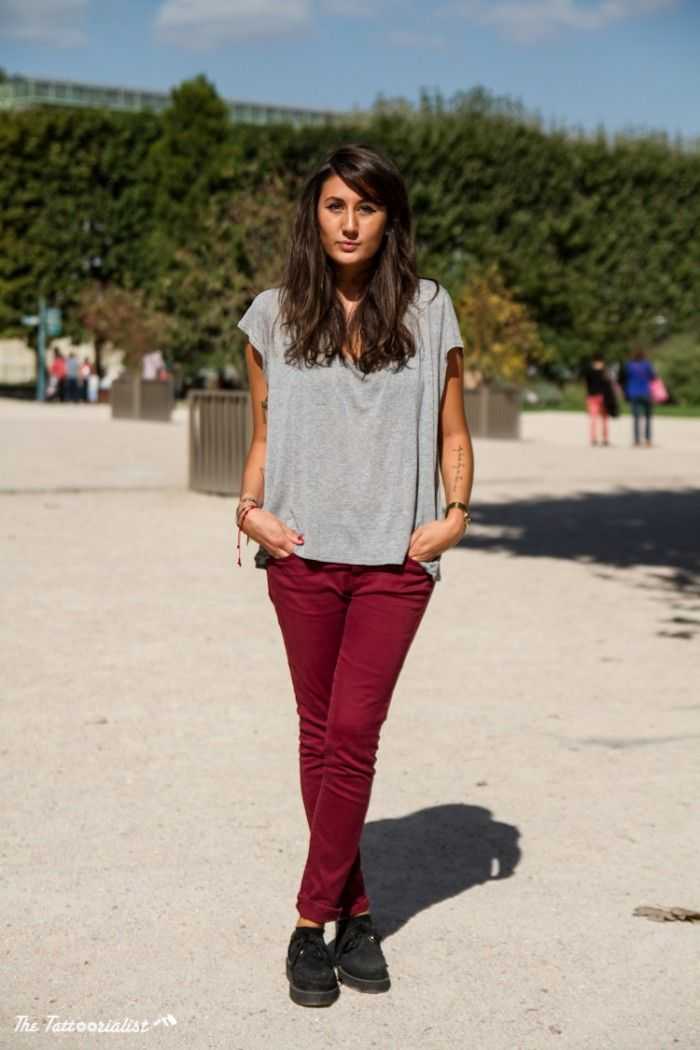 С чем носить бордовые брюки и джинсы? (57 фото)