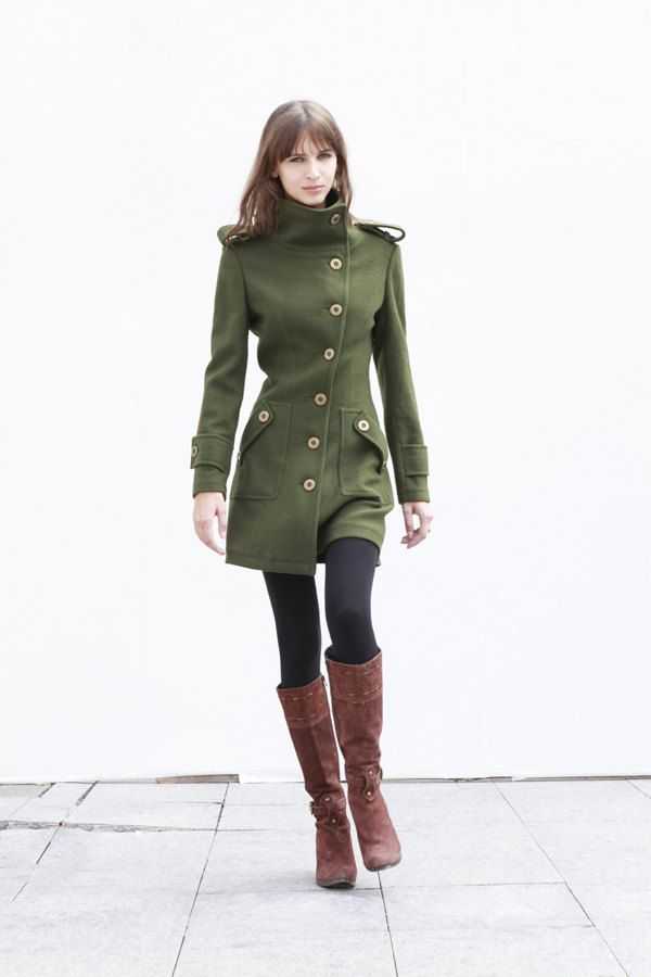 Пальто в стиле милитари, женское армейское пальто с погонами, с чем носить офицерское пальто милитари