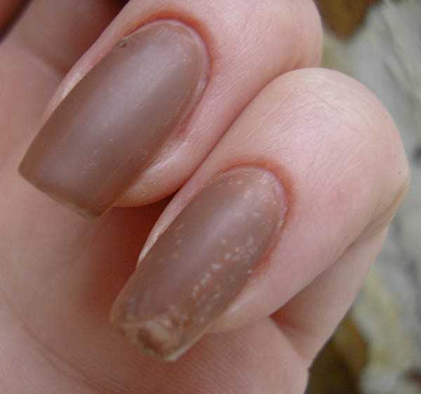 Почему образуются пузырьки на ногтях после нанесения и высыхания лака?