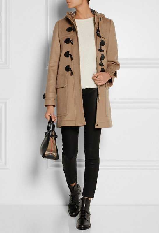 Женский дафлкот – это стильный атрибут осенне-зимнего гардероба Дизайнеры предлагают интересные разновидности этого пальто английского фасона с фирменной застежкой