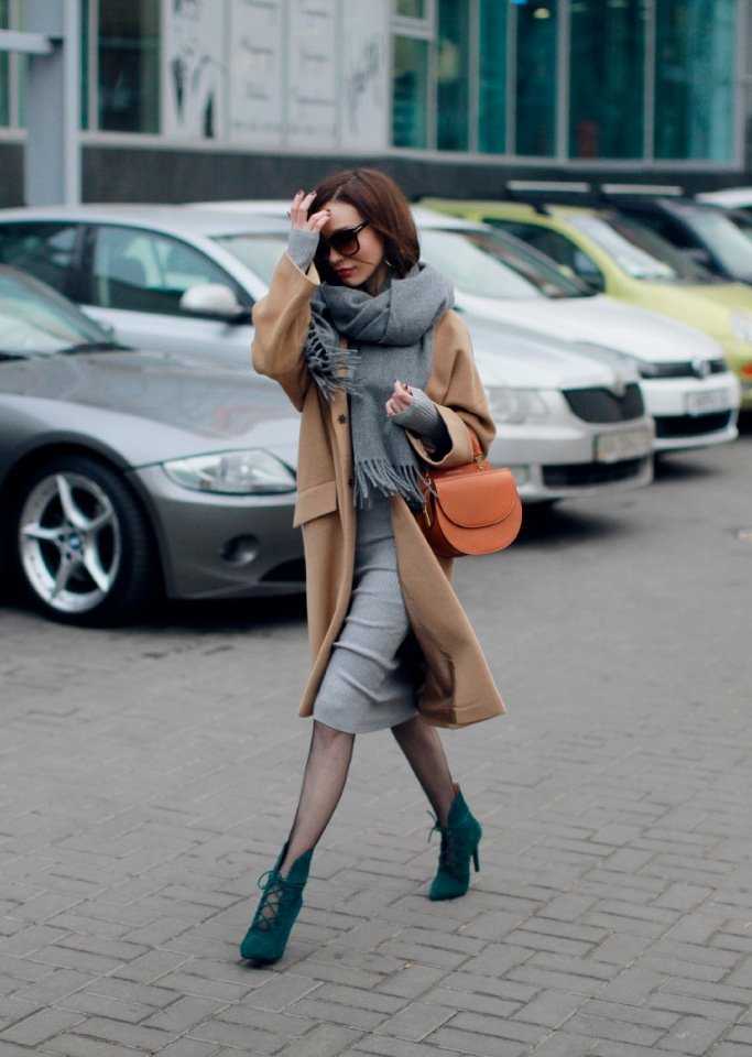 С чем носить коричневое пальто – зимнее, демисезонное, классическое, объемное, длинное, до колена, короткое, с мехом, халат, обувь, шарф, шапка