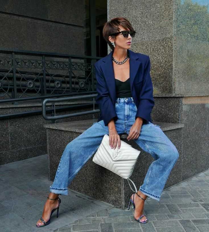 Какие блузки носить с джинсами: фото женских блуз, как составить модные образы