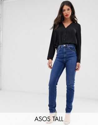 С чем носить темно-синие джинсы: 20 модных образов