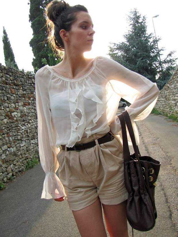 Прозрачная блузка: с чем ее носить и что одеть под низ? стильные образы и выбор белья
