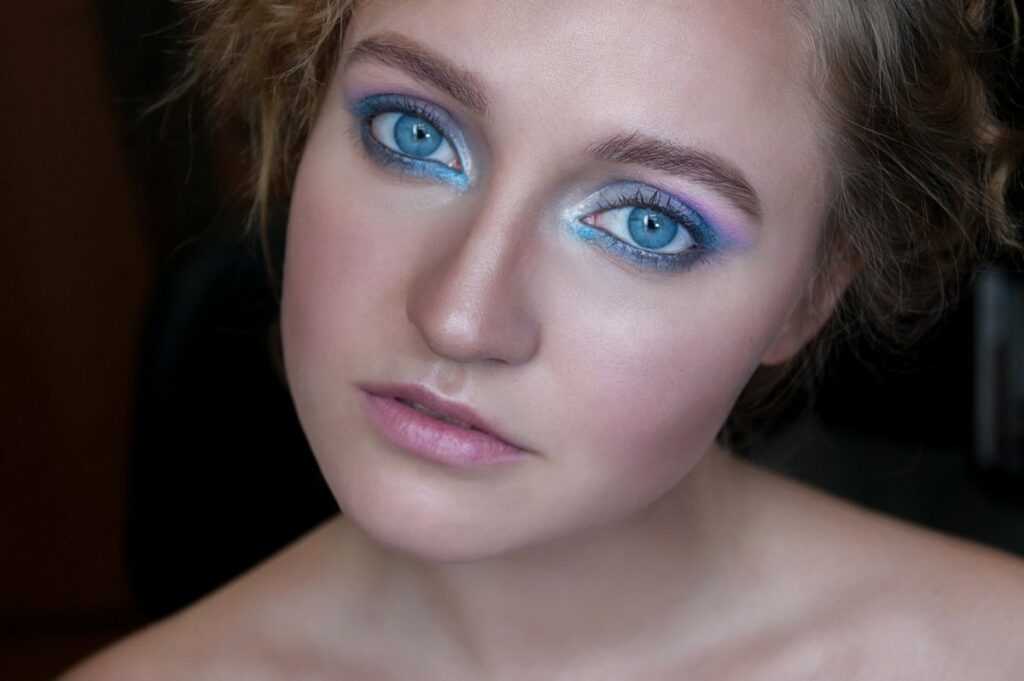 Как подчеркнуть красоту голубых глаз с помощью теней?