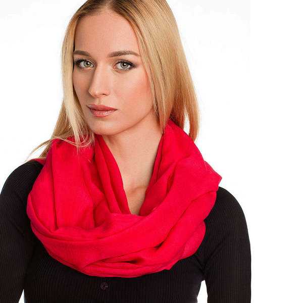 Как сочетать оттенок аксессуара и стиль гардероба Как проще всего повязать обычный шарф Модные тенденции и пожелания дизайнеров по выбору модели шарфа