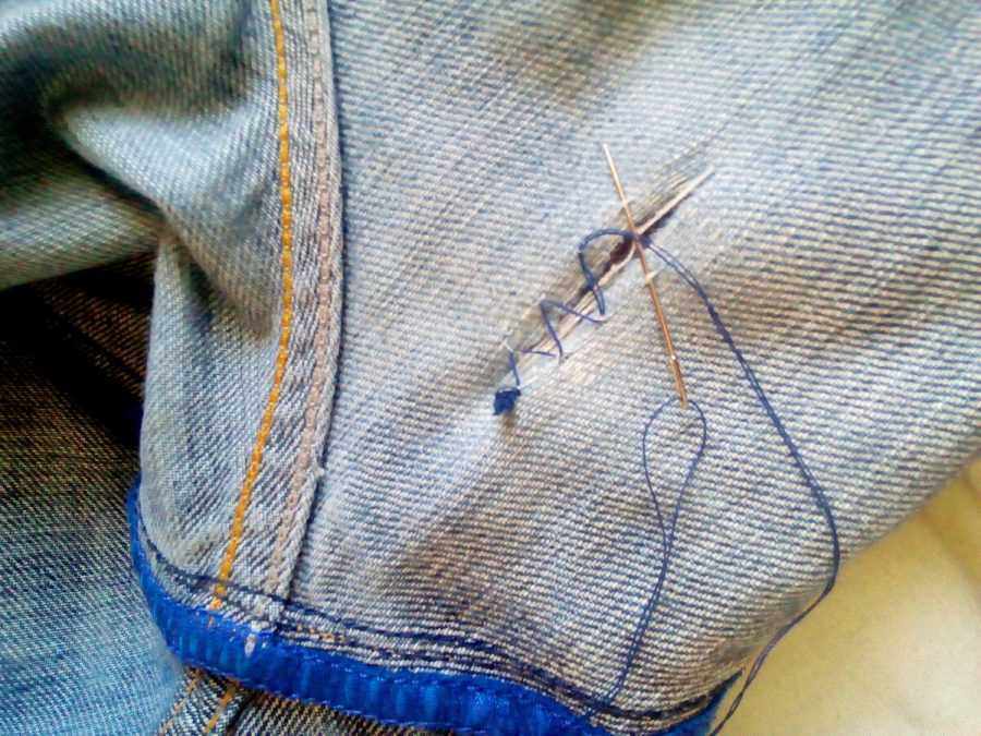 Как зашить дырку на джинсах между ног незаметно на машинке, как заштопать вручную и сделать заплатку