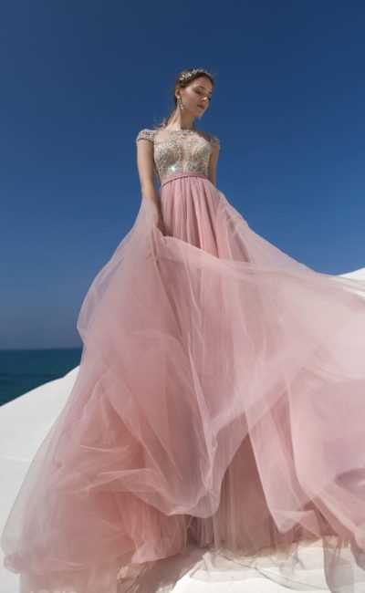 Розовое платье: новинки и примеры образов